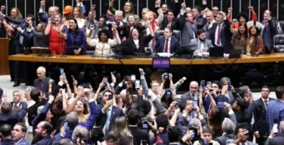 Todos os deputados federais de Goiás votam a favor da PEC que acaba com escala 6×1