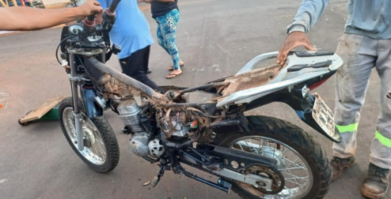 Moto fica destruída após colisão com carro e deixa duas mulheres feridas no Santo Agostinho