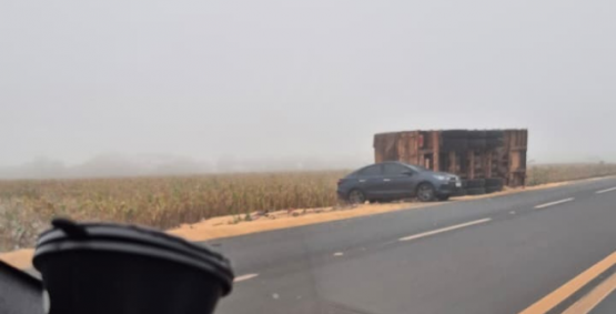 Carreta carregada com grãos é registrada tombada às margens da GO-174 entre Rio Verde e Montividiu