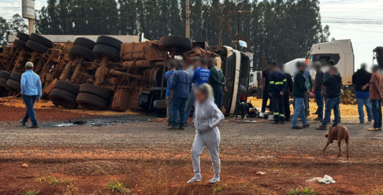 Acidente entre carreta e caminhonete é registrado na GO-174, na saída de Rio Verde