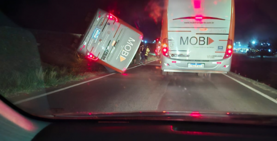 Ônibus tomba na BR-060 e deixa três feridos em Rio Verde