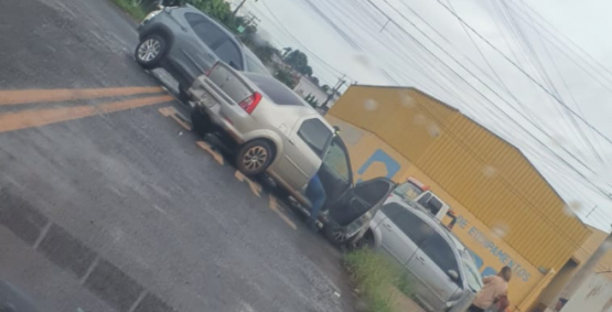 Três veículos colidem no cruzamento da Avenida JK, na Morada do Sol