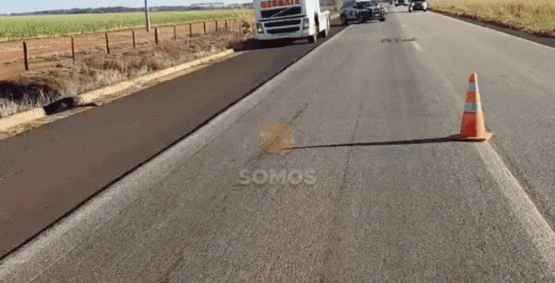 Condutor com 21 horas ao volante tomba carreta na BR-060 em Jandaia
