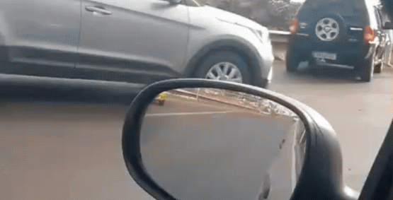 Colisão entre carros e motocicleta deixa motociclista ferido na BR-452
