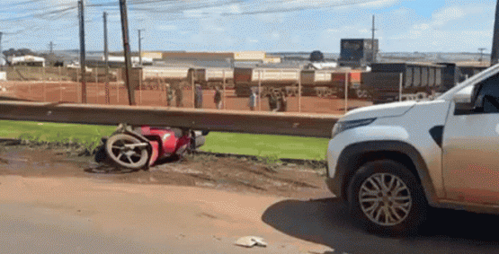 Acidente é registrado entre carro e moto no trevo de Rio Verde