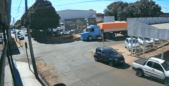 Imagens registram momento do acidente entre motocicleta e caminhão próximo ao Túnel da Gameleira