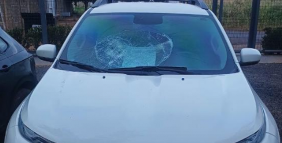 Homem invade estacionamento e destrói veículo, mas acaba preso pela PM em Rio Verde