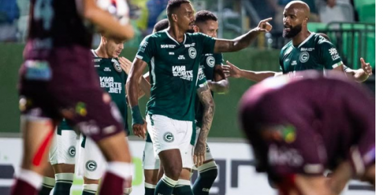 Goiás vence Inhumas em jogo atrasado do goianão