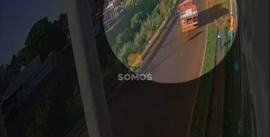 Caminhão com falha mecânica cai no córrego do Sapo, na Av. Paulo Roberto Cunha
