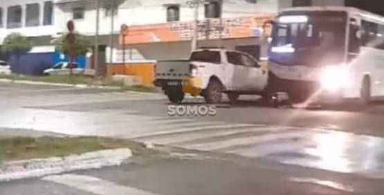 Ônibus colide com caminhonete nesta madrugada, em Rio Verde