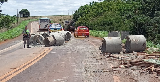 Manilhas de cimento caem de caminhão e deixam trânsito lento na GO-210