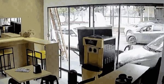 Carro se move sozinho e destrói parede de sorveteria em MT