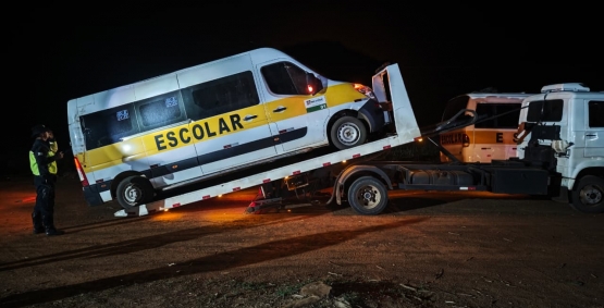 AMT fiscaliza transporte escolar rural e apreende van em más condições em Rio Verde