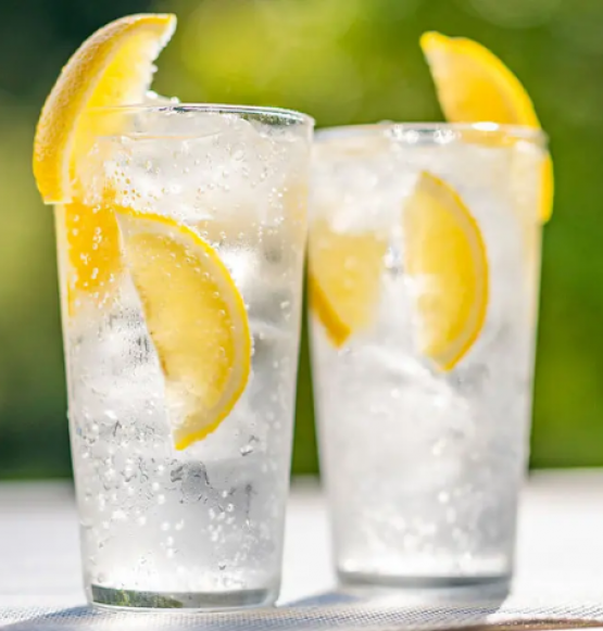 Água com gás faz bem? Especialistas explicam benefícios e quando evitar a bebida