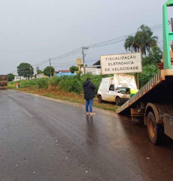 Colisão entre carro e caminhão é registrado na BR-060, em Rio Verde