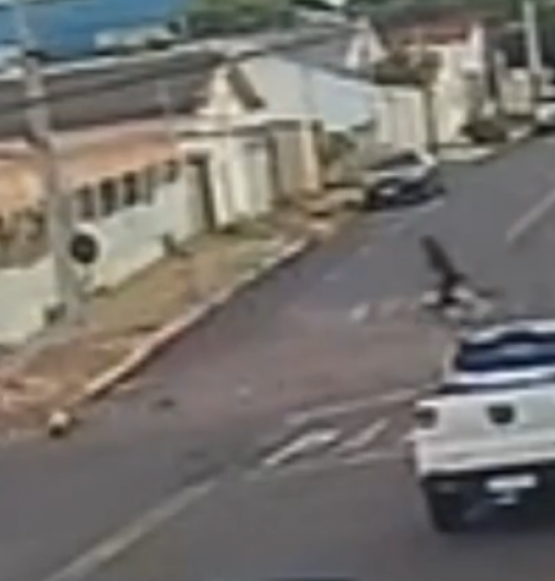 Adolescente sofre ferimentos graves após colisão entre bicicleta e carro em Jataí