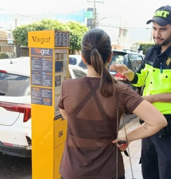 Agentes de trânsito reforçam orientação sobre uso da Área Verde em Rio Verde