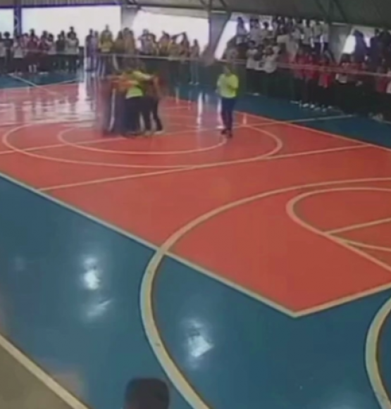 Antes da cirurgia, alunos emocionam professora com oração coletiva em escola de Goiânia; confira vídeo