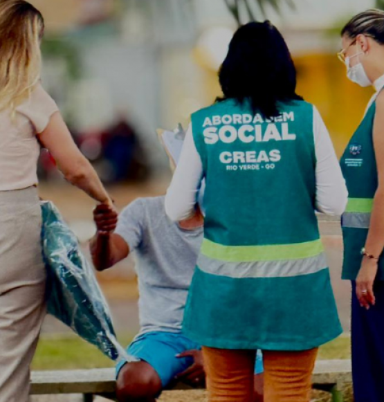 Assistência Social entrega cobertores a pessoas em situação de rua durante passagem de frio em Rio Verde