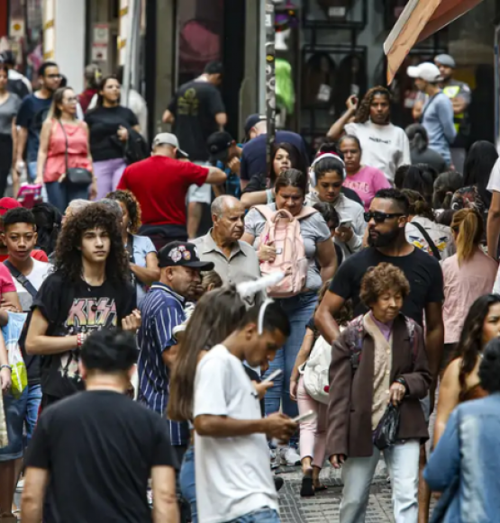Brasil envelhece mais e crescimento populacional desacelera, aponta IBGE