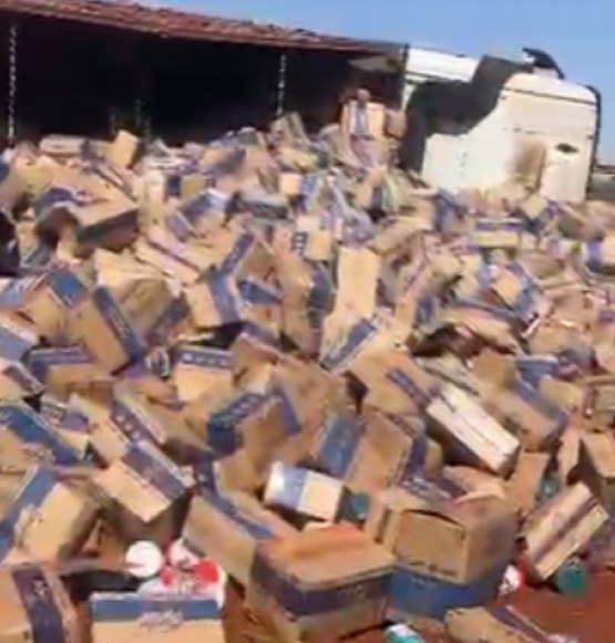 Caminhão carregado com produtos de limpeza tomba na BR-364, em Jataí após motorista tentar evitar colisão