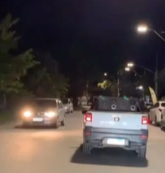 Carro de som anuncia venda de atestados médicos como se fosse banana; assista