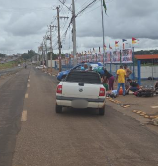Colisão entre carro e moto deixa casal ferido na Vila Mariana, em Rio Verde