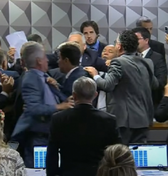 CPMI do INSS aprova quebra de sigilo de Lulinha e sessão termina em confusão entre parlamentares