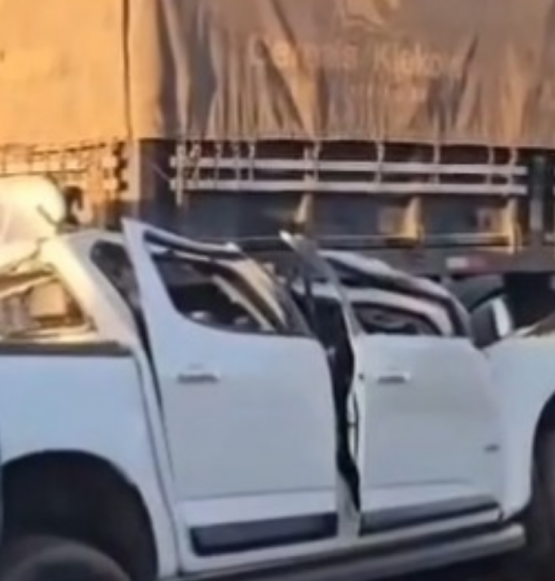 Grave acidente entre caminhonete e carretas deixa dois mortos na BR-050, em Catalão