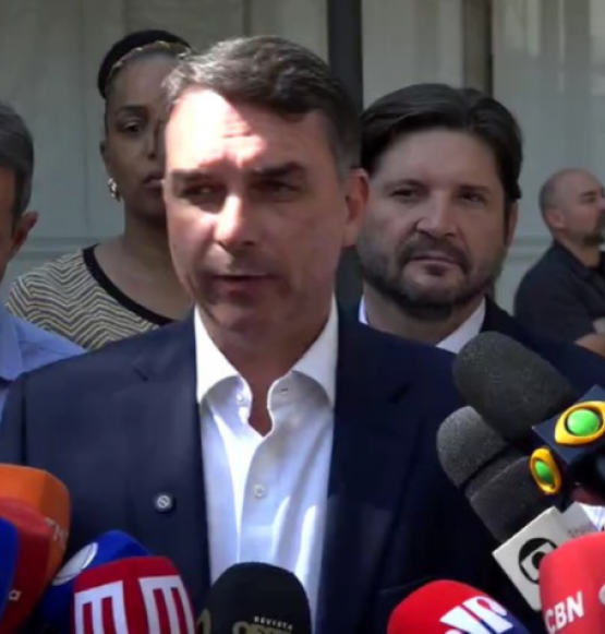 Flávio Bolsonaro mantém Alfredo Gaspar como vice e chama acusação contra deputado de 