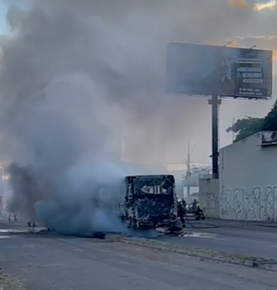 Fogo em ônibus assusta passageiros no Setor Vila Nova, em Goiânia