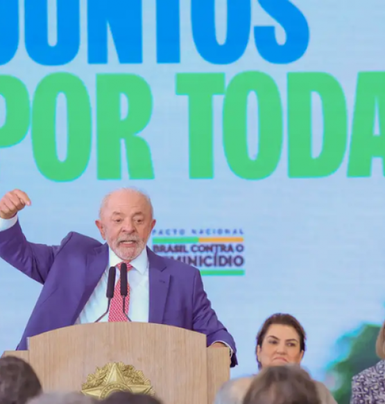 Governo Lula assina novas regras para internet e mira golpes, fraudes e violência online