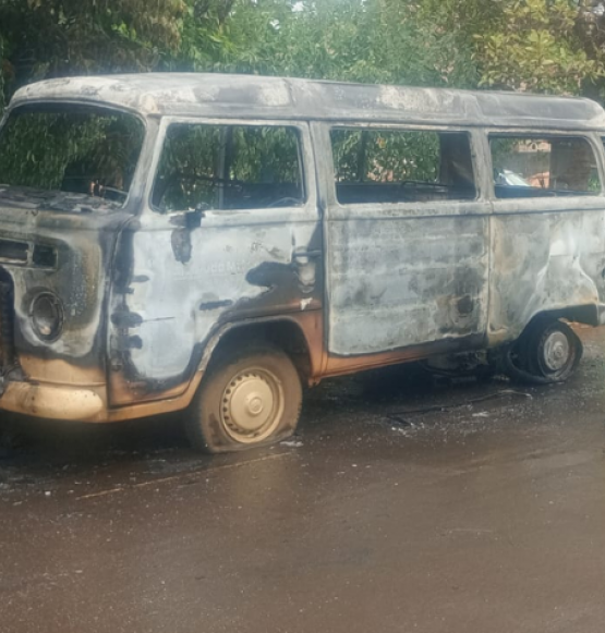 Incêndio atinge Kombi no Jardim Presidente, em Rio Verde