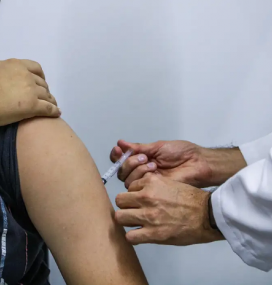 Jovens de 15 a 19 anos ganham mais prazo para tomar vacina contra o HPV pelo SUS