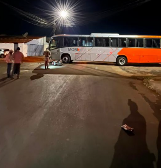 Motociclista fica ferido após colisão com ônibus no Bairro Santo Agostinho, em Rio Verde