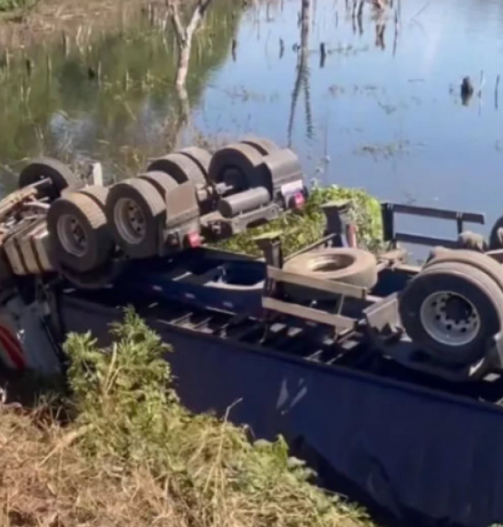 Motorista fica preso em cabine submersa após caminhão cair em córrego na BR-060