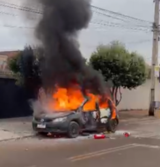 Mulher é detida suspeita de incendiar veículo após desentendimento com proprietário no Setor Eldorado