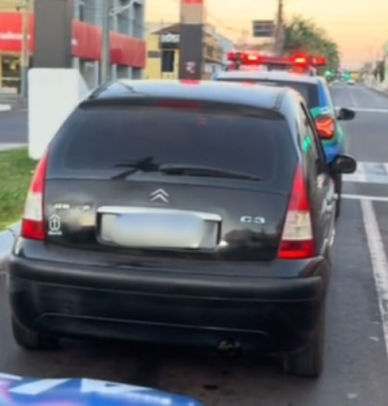 PM recupera carro furtado e leva dois homens à delegacia em Rio Verde