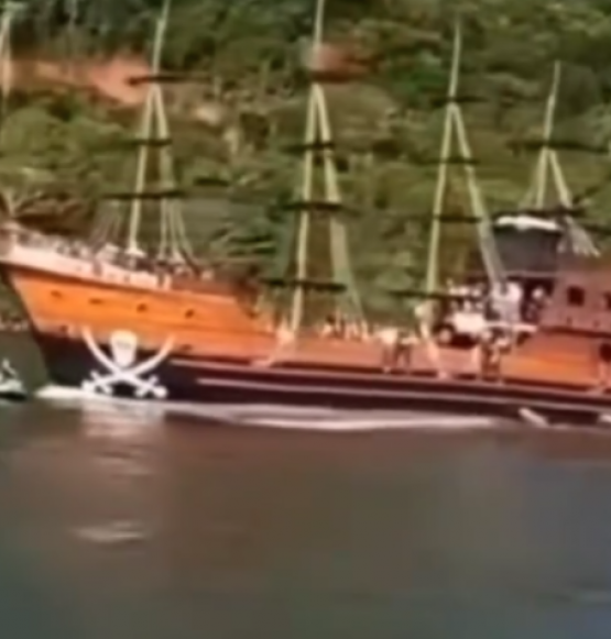 Casal em moto aquática é atingido por barco pirata em SC
