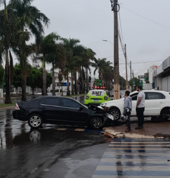 Acidente na Av. Presidente Vargas acende alerta sobre cuidados no trânsito com período chuvos