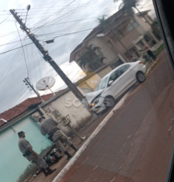 Veículo colide em poste no Bairro Santo Agostinho, em Rio Verde 