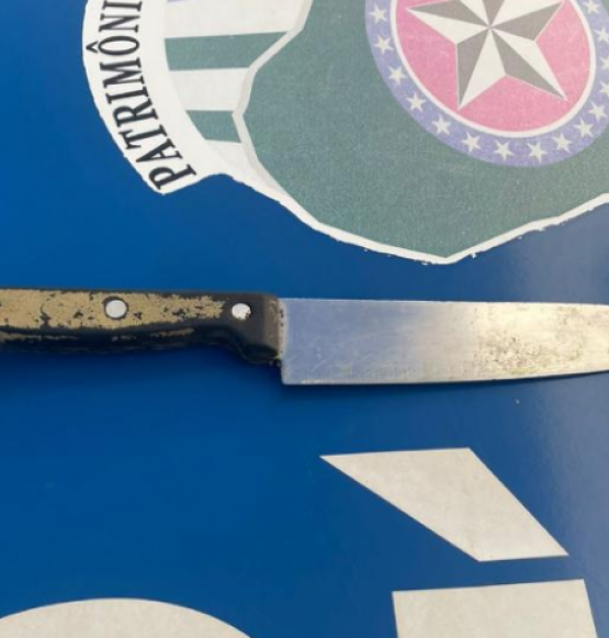 Polícia Militar prende homem armado com faca após ameaçar a própria mãe no Residencial Atalaia