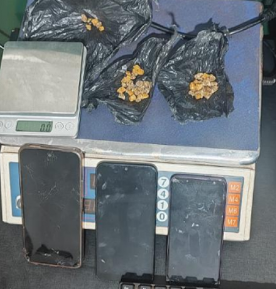 PM prende dois suspeitos por tráfico em biqueira no Residencial Água Santa