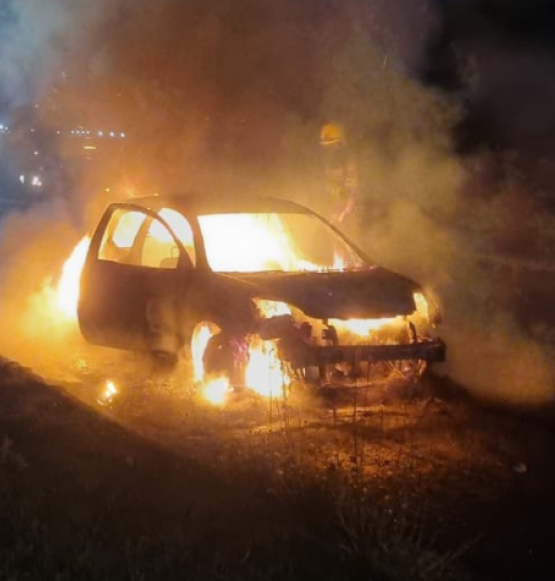 Carro é destruído por incêndio às margens da BR-060, em Rio Verde