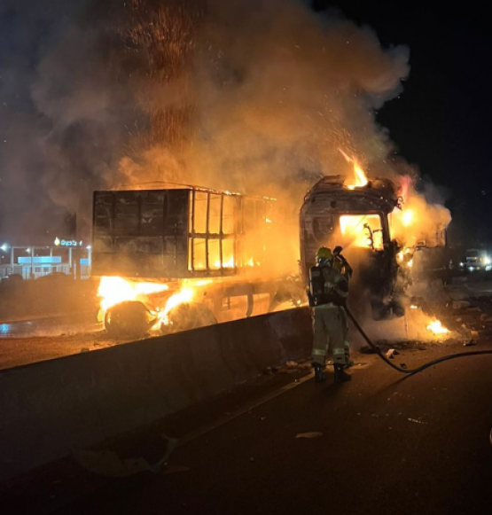 Caminhão pega fogo na BR-452 e mobiliza Corpo de Bombeiros durante a madrugada em Rio Verde