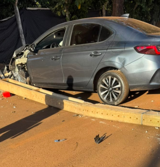 Carro bate em poste e provoca falta de energia no Setor Dona Gercina, em Rio Verde