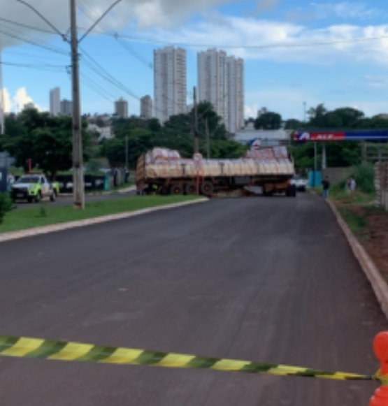 Carreta tomba parcialmente e espalha tijolos em Avenida próxima ao Parque Interlagos