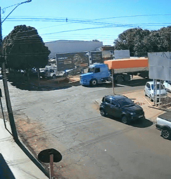 Imagens registram momento do acidente entre motocicleta e caminhão próximo ao Túnel da Gameleira