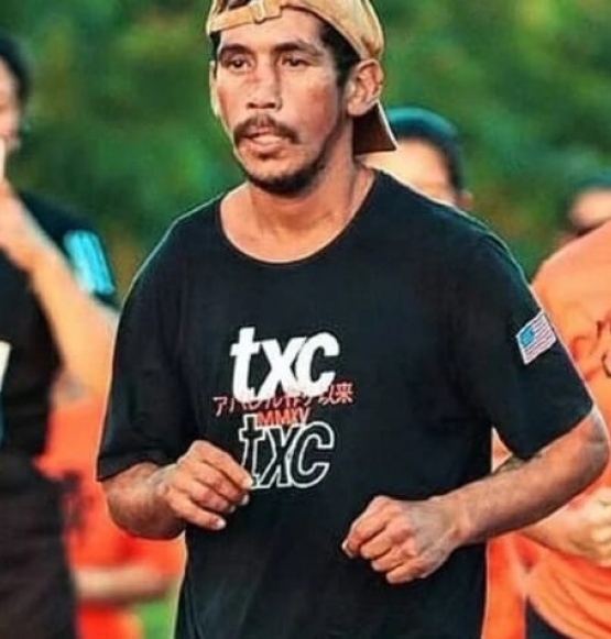 Bêbado e de chinelo: quem é o homem que ganhou medalha em corrida