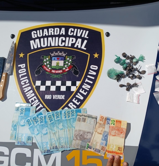 GCM prende suspeito com 40 porções de drogas e mais de R$ 1,8 mil em Rio Verde